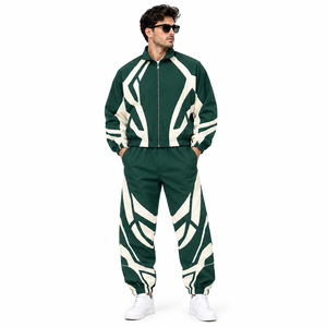 Conjunto Deportivo Geométrico Verde Bosque y Crema para Hombre con Chaqueta de Cremallera Completa y Pantalones Jogger a Juego para Moda Urbana - Product Image 1