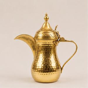 Lujosa cafetera árabe tradicional Dallah, hecha a mano, de latón martillado y chapado en oro, para preparar Gahwa, ideal para hoteles y restaurantes. - Product Image 1