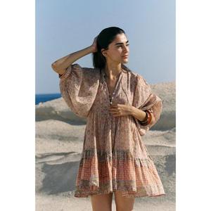 Robe d'été pour femme, style bohème, en tricot, imprimé floral tie-dye, col en V, coupe ample, mini, manches bouffantes, éco-responsable - Product Image 1