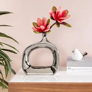 Elegante jarrón metálico para pasillos que crea un ambiente artístico en espacios transitorios y mejora la decoración del hogar. - Product Image 5