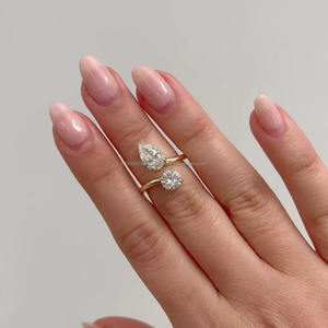 Bague de fiançailles et d'anniversaire en moissanite Toi et Moi, style bypass, design ouvert, or bicolore 18 carats, coupe poire - Product Image 1