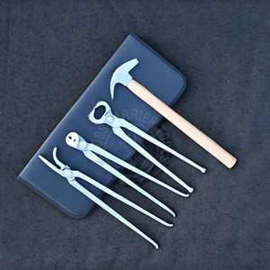Kit d'outils de fermeur équin avec mallette de transport, décolletoir à sabots 12 pouces, décolletoir à clous et marteau de fermeur à manche en bois - Product Image 1