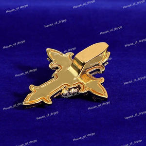 Colgante de Calavera con Cruz y Diamantes de Moissanita Brillantes, Diseño Gótico con Detalles en Plata 925, Colgante Elegante y Atrevido para Hombre - Product Image 3