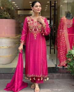 Conjunto de dos piezas de algodón rojo para mujer con dupatta bordada, estilo holgado, atuendo étnico tradicional de la India y Pakistán, ropa de boda. - Product Image 2