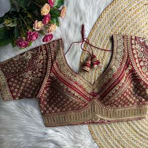 Blouse de mariée courte inspirée de Sabyasachi, richement ornée de Zari doré et de sequins, brodée à la main, en soie romaine tissée, prête à porter pour mariage - Product Image 2