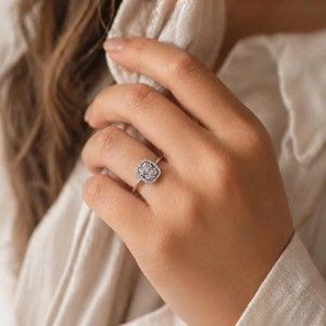 Bague de fiançailles halo en or massif 10K 14K 18K avec diamant de laboratoire radiant couleur DEF clarté VS VVS et moissanite certifiée IGI – Collection Fashion - Product Image 6