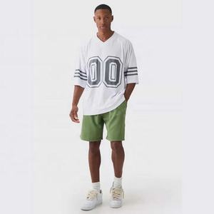 เสื้อยืดคอวีของผู้ชายแบบกำหนดเองและชุดกางเกงขาสั้นพิมพ์ลายสะท้อนแสง2ชิ้นสิ่งจำเป็นสำหรับฤดูร้อนพร้อมโลโก้แขนครึ่ง - Product Image 1