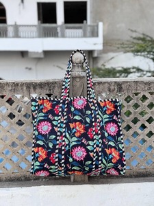 Sac à bandoulière matelassé en coton imprimé élégant, parfait pour les mariages, les fêtes et le quotidien - Product Image 4