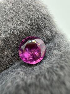 Zehra Gems Jewellery BS107 Zafiro Natural Púrpura-Rosado de 6MM, Corte Brillante de 1.00CT, con Juego de Color, de Ceilán, Precioso, Suelto y Facetado - Product Image 1