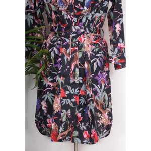 Robe midi moulante décontractée à col en V pour femme, imprimé floral, respirante, éco-responsable, manches 3/4, avec découpes, idéale pour les fêtes estivales - Product Image 6