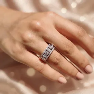 Anillo de compromiso de media eternidad con diamante ovalado Tishya de 1.50 quilates de peso total, cultivado en laboratorio, color E-F, certificado IGI, oro blanco de 14 quilates - Product Image 6