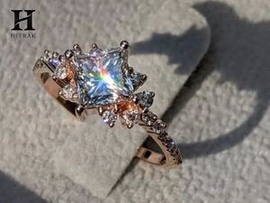 Bague Solitaire Personnalisée en Or avec Moissanite Taille Princesse, Sertissage Étoile, Halo Éclatant, Bijoux Fins, Vente en Gros Fabricant - Product Image 4