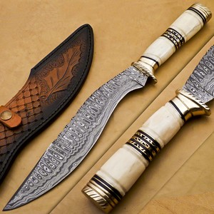 มีดทำมือเหล็กดามัสกัสตีขึ้นรูป สำหรับล่าสัตว์ ใบมีดแบบ Fixed Blade ด้ามไม้ สำหรับกิจกรรมเอาตัวรอดกลางแจ้ง  แบบ Full Tang  ขอบใบมีดหยัก  รับผลิตแบบ OEM - Product Image 1