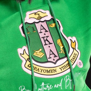Sudadera con Capucha de Primera Calidad con Forro de Satén, AKA 1908, Bordado de Chenilla con el Escudo de Alpha Kappa Alpha, para Mujer - Product Image 2