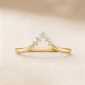 Bague de mariage en or jaune 9 carats avec diamant de laboratoire taille ronde 1,50 carat, couronne, diadème et motif chevron en V pour femme, bijoux fins personnalisés - Product Image 3