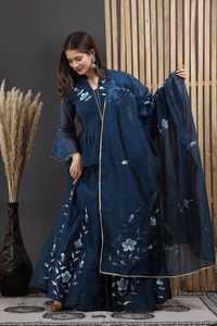 ชุดคุร์ตาผ้าซาตินปักลายสีน้ำเงินกรมท่าสำหรับผู้หญิง พร้อมงานปักลายดอกไม้ด้วยมือ คอวี ทรงหลวม แขนยาว ความยาวระดับเข่า เหมาะสำหรับใส่ในฤดูใบไม้ร่วง - Product Image 3