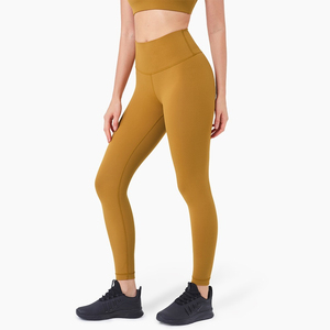 Leggings de sport respirants pour femmes, en spandex et polyester, sans coutures, grandes tailles, fabriqués au Pakistan. - Product Image 1