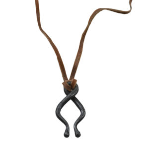 จี้สร้อยคอเหล็กตีขึ้นรูปทำมือสไตล์ไวกิ้งโบราณ ดีไซน์เรียบง่ายแต่ดูดี - Product Image 2