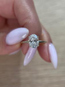 Anillo de Compromiso Solitario con Corte Ovalado de 1 Quilate, Diamante Cultivado en Laboratorio con Certificación IGI D-VVS1, Engaste Tulipán en Oro Sólido de 14k - Product Image 1