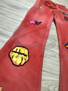 Pantalon de jogging ample en coton pour femme, style vintage, délavé à l'acide, avec patchs imprimés et sérigraphie - Product Image 4