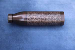 Botella de Cobre Estilo Bistro (Grabado Antiguo) Pintada a Mano, Diseño Clásico, Apta para Lavavajillas, Duradera, Portátil y Reutilizable - Product Image 2