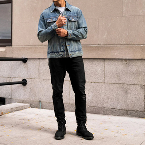 แจ็คเก็ตยีนส์สั่งทำพิเศษ สไตล์ทรัคเกอร์ ติดกระดุม สำหรับฤดูใบไม้ผลิ วินเทจหนา ทนทาน เป็นมิตรกับสิ่งแวดล้อม ผ้าฝ้าย 100% ซักแบบ Stone Wash รับผลิตแบบ OEM สำหรับ VARSITY SPORTS - Product Image 1