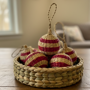 Boule décorative en jonc de mer rouge pour Noël, ornement suspendu en fibre naturelle tressée à la main, fabricant Kingcraftviet - Product Image 1