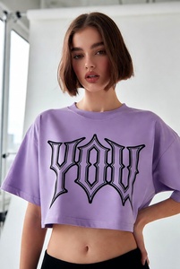 เสื้อครอปสีม่วง เสื้อยืดแขนสั้นลำลองสำหรับผู้หญิง คอกลม พิมพ์ลายตัวอักษร ทรงหลวม ผ้าฝ้ายเจอร์ซีย์ 100% ใส่ได้ทั้งฤดูใบไม้ผลิและฤดูร้อน - Product Image 4