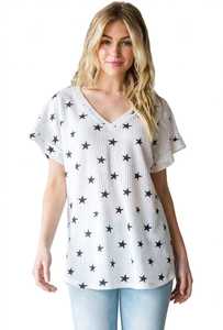 Camiseta blanca de manga corta con cuello en V para mujer, top informal con textura gofrada y estampado de estrellas negras - Product Image 1