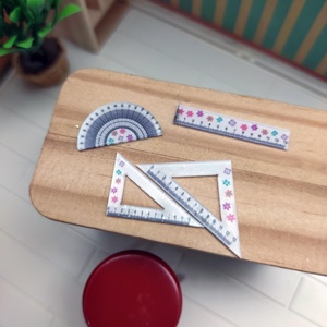 Ensemble de papeterie miniature en plastique à l'échelle 1:12 avec règle ensemble rapporteur carré-jouet de meubles pour la décoration de maison de poupée - Product Image 1