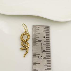 Boucles d'oreilles pendantes serpent plaqué or, design animal vintage, bijoux de mode unisexe en alliage - Product Image 4