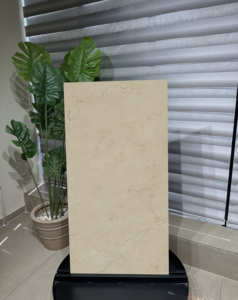 กระเบื้องพอร์ซเลนลายหินอ่อน Avgo Marfil รูปทรงสี่เหลี่ยมผิวมันเงา สำหรับห้องน้ำและผนัง สไตล์โมเดิร์น หรูหรา พรีเมียม จากผู้ส่งออกอินเดีย - Product Image 2