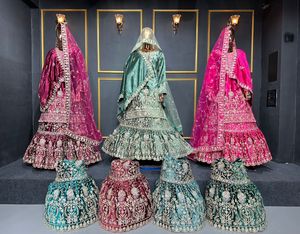 Magnifique velours Farsi Bridal Gharara avec double Dupatta Heavy Flare et élégant travail de pierre Jarkan en 7 variations de couleur - Product Image 2