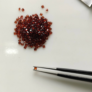 โกเมนสีแดงธรรมชาติ 1.75 มม. ทรงสี่เหลี่ยมเจ้าหญิงคัท คุณภาพดีที่สุด พลอยเม็ดเดี่ยวสำหรับทำเครื่องประดับ - Product Image 3