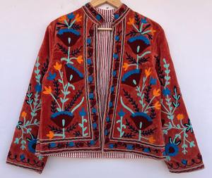 Veste bomber en velours bohème brodée de fleurs Suzani |   Veste ethnique matelassée réversible, respirante, tricotée et écologique - Product Image 1