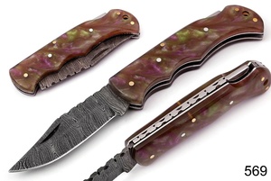 มีดพับเหล็กดามัสกัสทำมือแบบกำหนดเอง พร้อมด้ามเรซิ่นสีน้ำเงินและสีขาว ปลอกหนัง ผู้ผลิตแบบ OEM ODM - Product Image 4