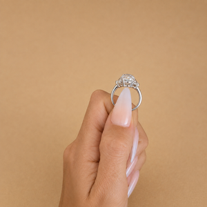 แหวนหมั้นเพชรทรงรี 5 กะรัต 3 เม็ด ฝังเพชรด้านข้างทรงครึ่งวงกลม ทอง 14K รับรองโดย IGI สี E ความสะอาด VVS2 - Product Image 2