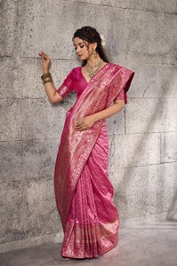 Hermoso Sari de Seda Banarasi de Diseño con Blusa de Seda Tejida, Sari de Seda Suave para Bodas y Fiestas - Product Image 2