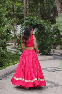 Conjunto de Lehenga Choli para Mujer, con Top Corto Bordado, Diseño Gujarati, Ropa Tradicional Étnica para el Festival Navratri - Product Image 1