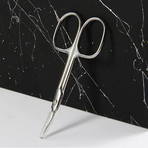 Ciseaux à cuticules personnalisés de haute qualité avec logo, en acier inoxydable, lame courbée, ciseaux de beauté pour ongles, fabricant pakistanais - Product Image 3