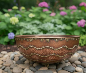 ชามทองแดงตีลายขนาดใหญ่สำหรับตกแต่งสวน พร้อมขาตั้งกันลมสำหรับนกอาบอาวน - Product Image 1
