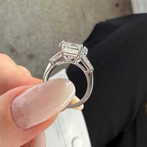 Bague en diamant de laboratoire taille émeraude 5 carats F VVS2, bague classique à trois pierres en or blanc 18 carats, certifiée IGI - Product Image 2