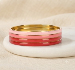 Juego de Brazaletes de Esmalte Rosa Rojo, Brazaletes de Latón Chapados en Oro, Joyería Tradicional para Mujer para Usar en Fiestas - Product Image 1