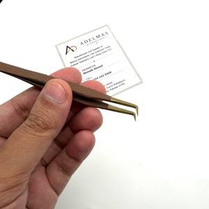 Pince à épiler pour cils 90 degrés, fine et élancée, en forme de L, avec poignée à motif diamant, revêtement brun mat, pour pointe de cils de précision - Product Image 2