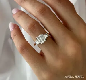 แหวนหมั้นมอสซาไนต์ทรงปรินเซสคัท 1 กะรัต ชุบทอง 10K/14K/18K ปราศจากนิกเกิลและสารตะกั่ว ความใสระดับ VVS1/VVS2/VS1 สำหรับผู้หญิง - Product Image 1