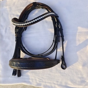 Brida de cuero para caballo, acolchada y suave, con 1 pellizquera y frontal, color marrón con costuras decorativas. - Product Image 3