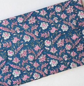 Tejido de algodón floral transpirable estampado a mano con bloques, cambray, para prendas de vestir, venta al por mayor de la India para niñas - Product Image 1