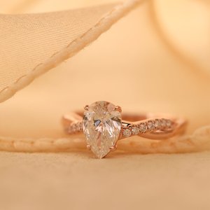 Bague de fiançailles en diamant de laboratoire taille poire 1,5 carat, or rose 14 carats, bande pavée de diamants torsadée, certifiée IGI, solitaire en diamant de laboratoire - Product Image 3