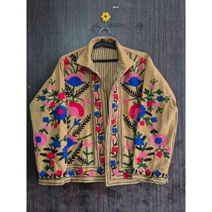 Chaqueta de terciopelo acolchada Suzani con bordado floral hecho a mano, abrigo bohemio vintage, prenda exterior étnica llamativa para mujer - Product Image 2