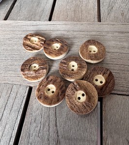 Botones de Hueso de Búfalo Auténtico al por Mayor de Fábrica, Diseño de Ángel Tallado de 20mm, Ecológicos, de 2 Agujeros, Pulidos para Abrigos, Blazers y Camisas - Product Image 2